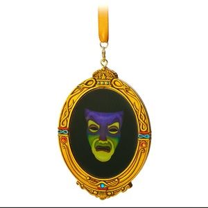 🍎 Magic Mirror Snow White Holographic Disney Ornament